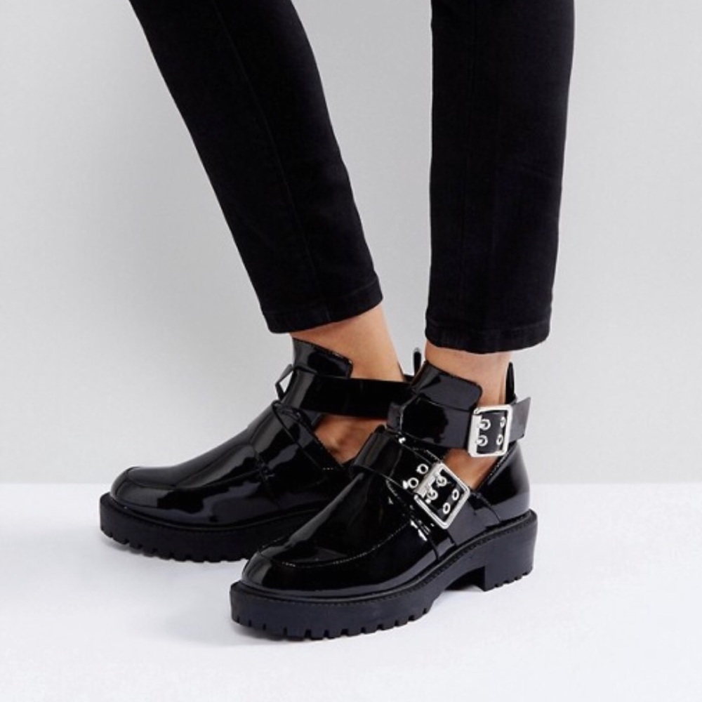 Black boots with buckles.